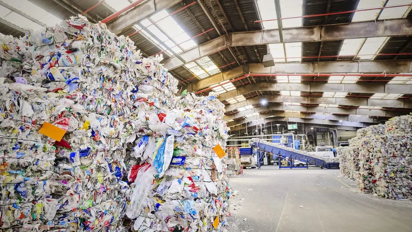 Kunststoffballen in der Recyclinghalle